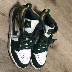 LIKE NEW Kids Green and White Nike Sneakers